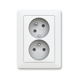 ABB Zoni 5513T-C02157 240 zásuvka dvojnásobná, s clonkami, s natočenou dutinou, matná bílá