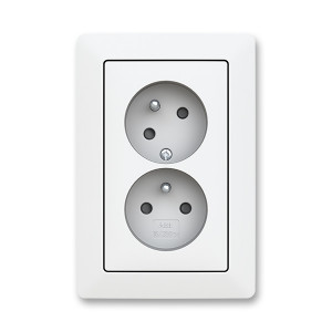 ABB Zoni 5513T-C02357 240 zásuvka dvojnásobná, s clonkami, s natočenou dutinou, matná bílá